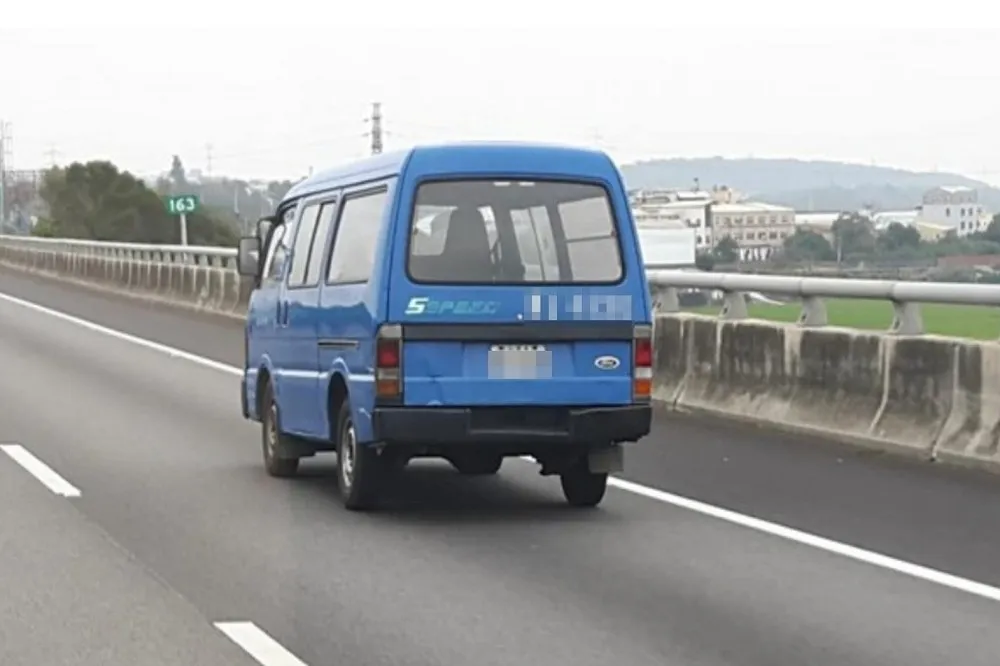 國道間諜4ni！藍色廂型車趴趴走抓違規　網友驚呼：台版隱形戰車