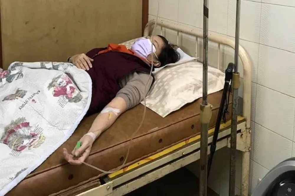 前立委打第2劑AZ暴瘦7公斤　拄拐杖+急診打7次點滴「生不如死」