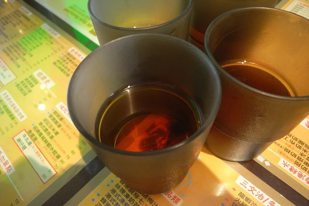 香港茶餐廳的免費茶水有什麼用？它的用途不只有洗餐具