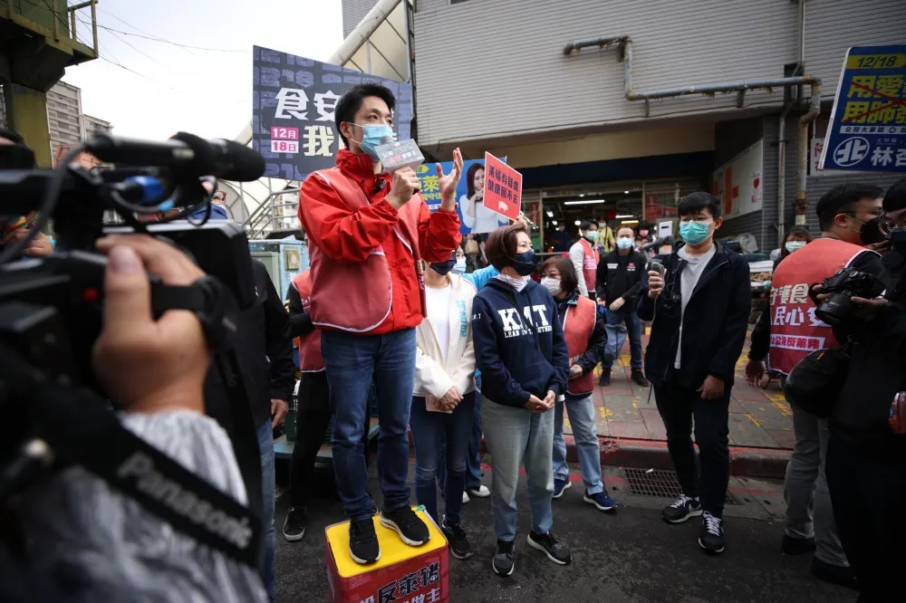 蔣萬安市場宣講反萊豬遭嗆　民進黨轟藍營：邏輯錯亂、帶頭亂台灣