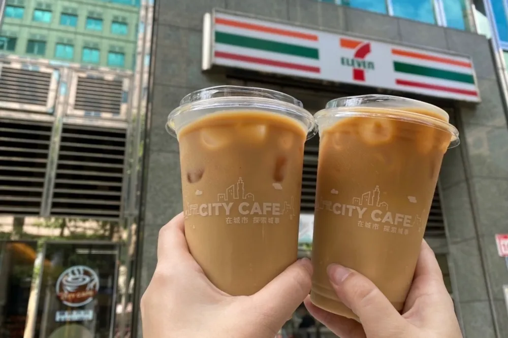 7-11 迎接聖誕節！11/21 前咖啡買一送一、第 2 杯半價　寄送電子賀卡免費喝咖啡