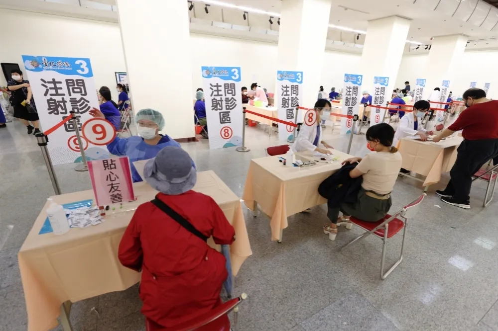 混打來了！首劑接種AZ　明早10點至16點可選莫德納、BNT