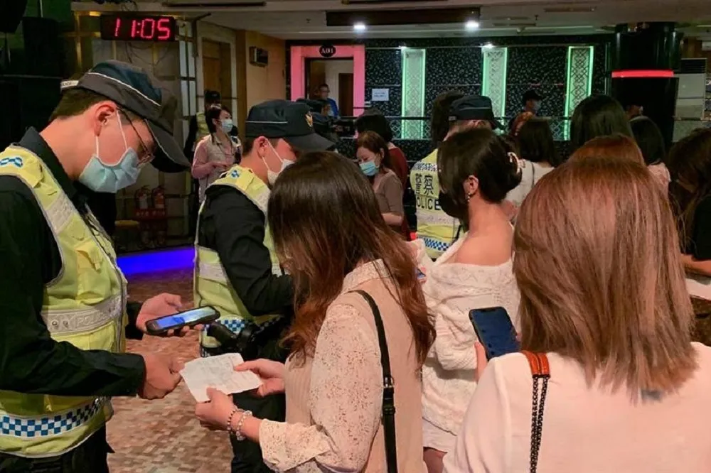 【八大復業】萬華阿公店21人嗨到忘了實聯制　台中男「戰酒店」沒帶小黃卡挨罰