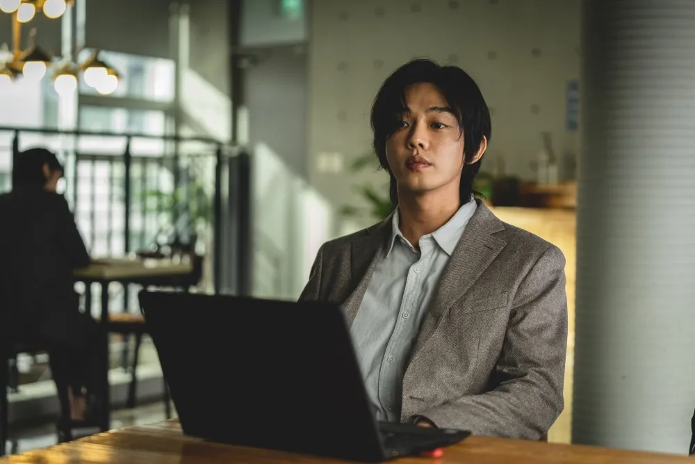 【《屍速列車》導演新作】劉亞仁《地獄公使》台詞超量抵5部戲　自嘲片酬不划算