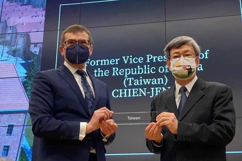 堅定捍衛人權　陳建仁贈「TAIWAN」牌匾給波蘭奧許維茲博物館　