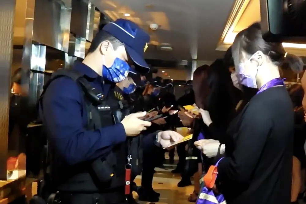雙北警重裝上陣加強八大臨檢、路檢　酒店妹興奮拉黃珊珊合影