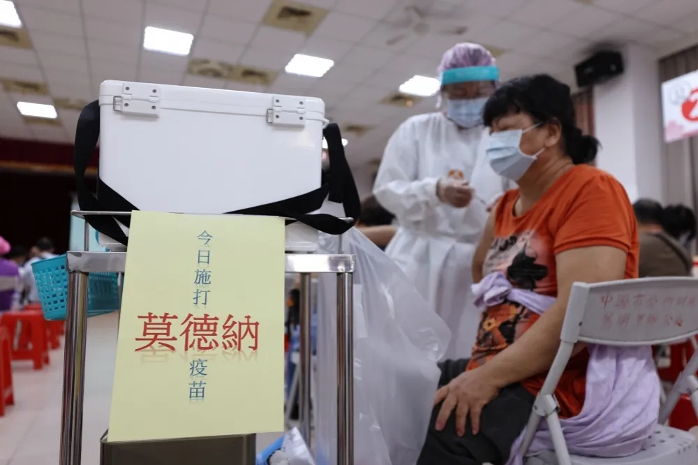 混打要挑莫德納還是BNT？　羅一鈞建議怕副作用可這樣選