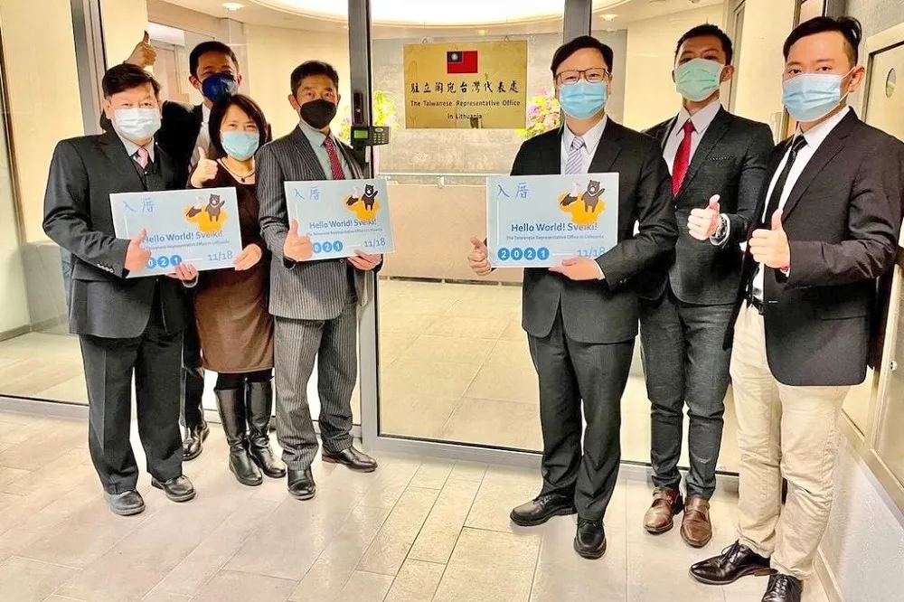 【台灣代表處正式掛牌】立陶宛國父現場祝賀、歐美議員力挺　中國外交部強烈譴責