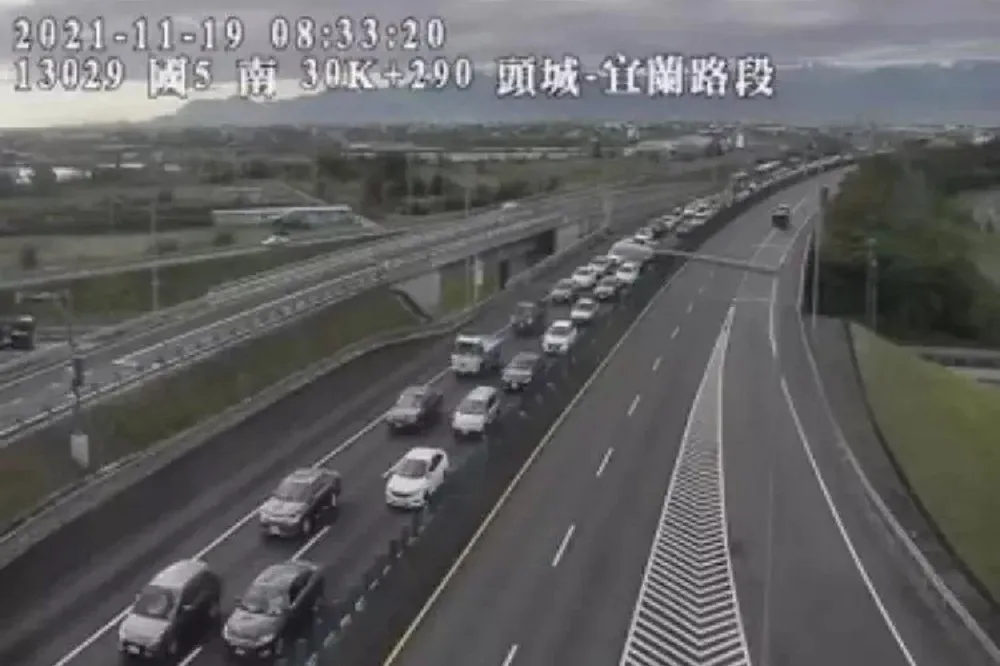 國5雪隧火燒車封閉雙向車道　車流一度回堵6.5公里