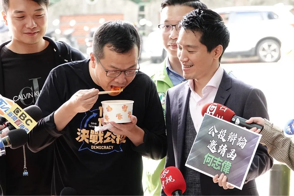 沒摻萊豬油！何志偉送羅智強「總統最愛三色豆」　接招公投辯論