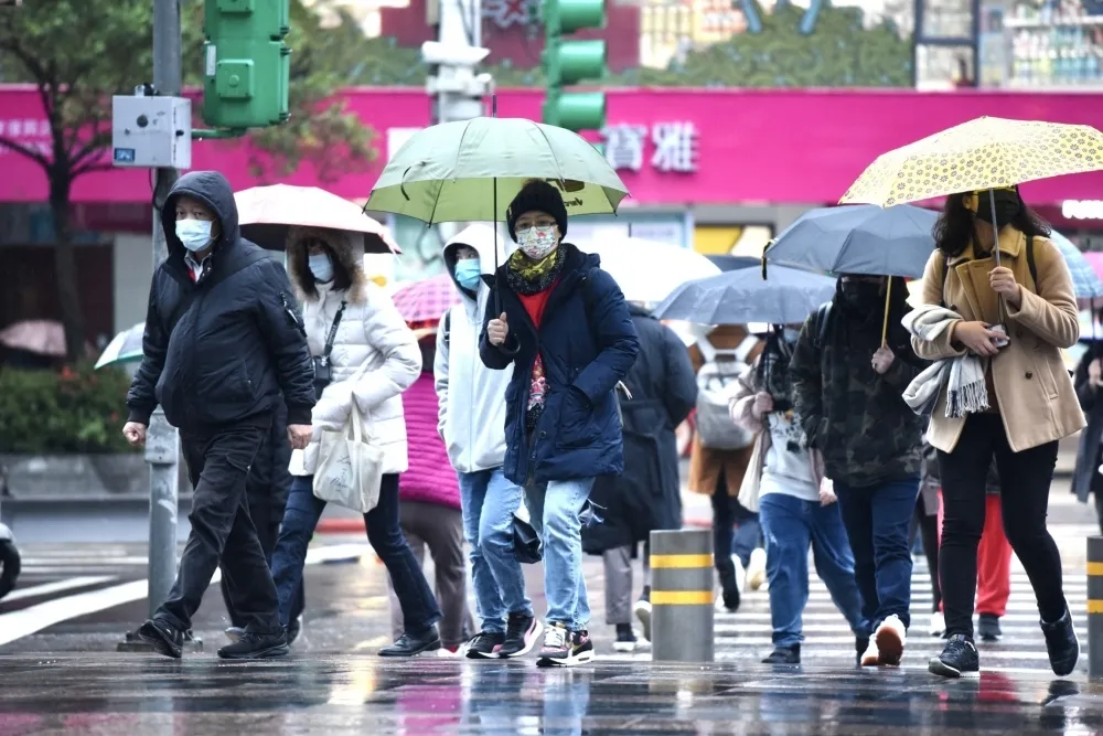 3階段變天！鋒面發威下探11°C「今越晚越冷」　新北、基隆嚴防大雨
