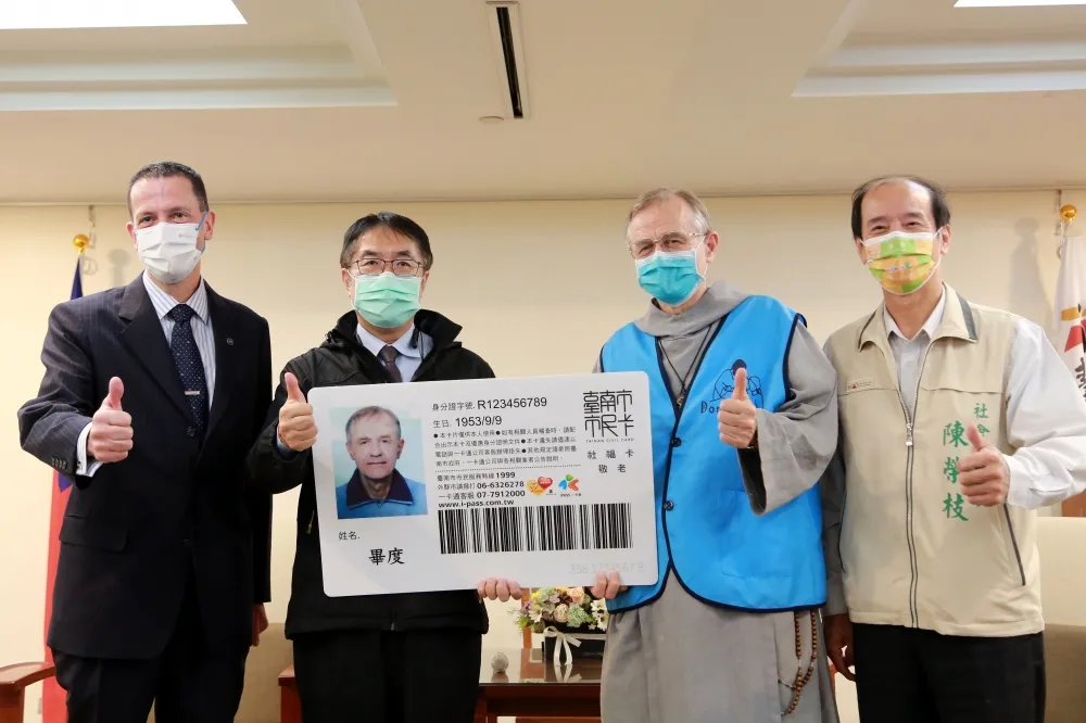南市開放永久居留外籍長者申辦敬老卡　黃偉哲歡迎共享樂齡友善生活
