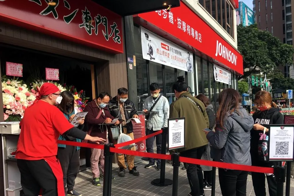 就為這一碗　頂十幾度低溫連續排隊近60小時