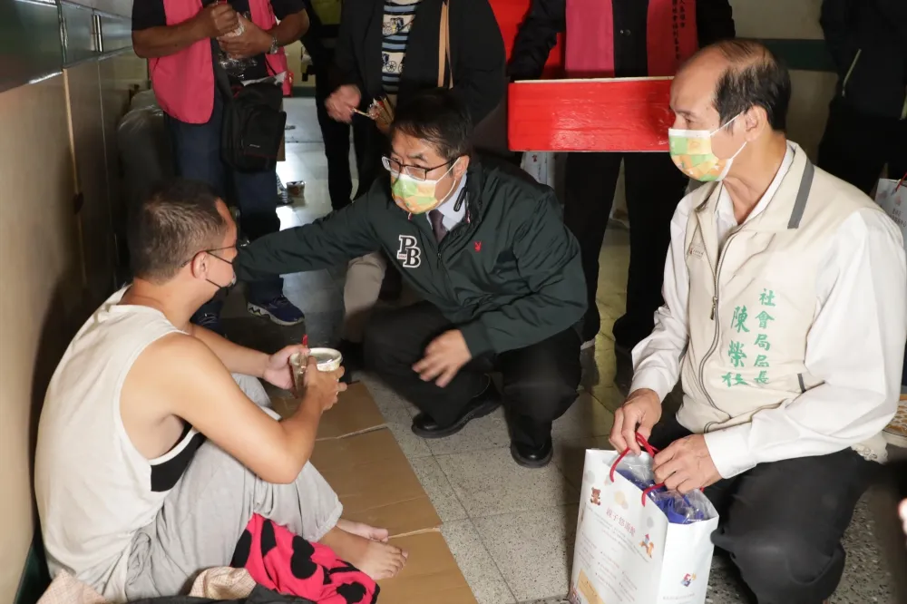 南市啟動暖心關懷      黃偉哲為街友送上熱湯及禦寒物資