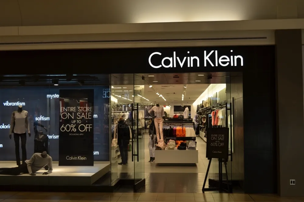 把牛仔褲和內褲變成時尚的Calvin Klein　「我的名字出現在別人屁股，我喜歡」