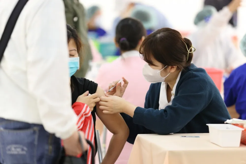 居檢者打滿疫苗2周　可外出奔喪、探親「1天1次4小時」