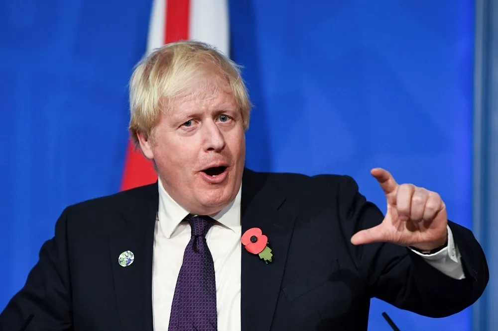 【壞示範】英首相強森在劇院看戲拉下口罩狂跟旁人交談　遭民眾檢舉