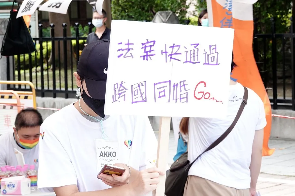 台星跨國同婚小C、美蘋獲勝訴！　法院准了在台登記