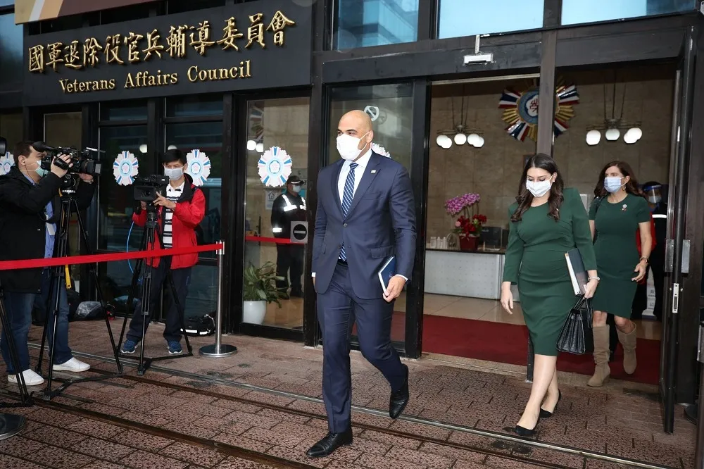 不甩中國！美議員團來台打卡「台灣共和國」　將赴總統府拜會蔡英文