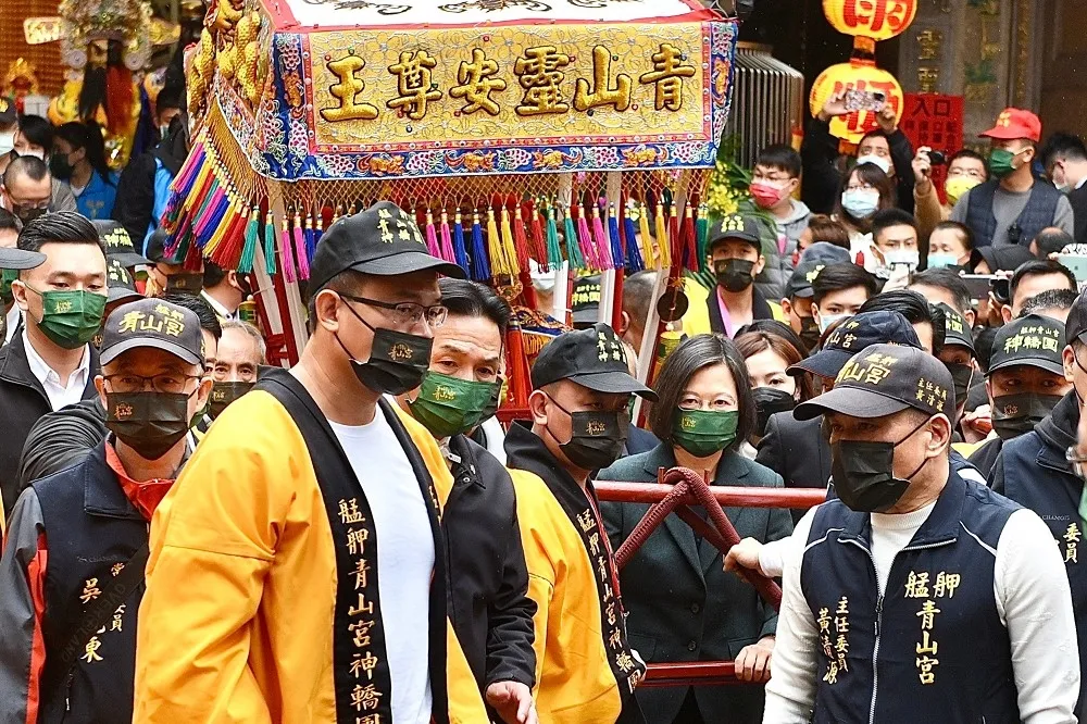 【艋舺大拜拜】蔡英文參加起駕儀式喊「團結作伙」　林昶佐也現身