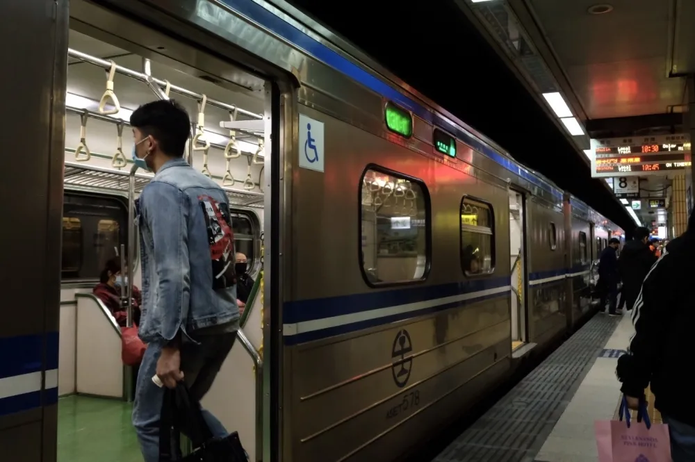柯南迷想搞「軌」？　台鐵驚見炸彈恐嚇信：列車速度太慢就引爆
