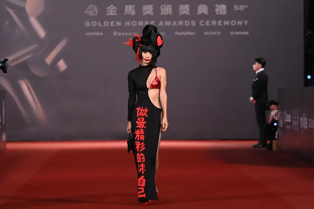 【金馬58】話題女王白靈壓軸走紅毯　近乎全裸高呼「我的性高潮很吵」
