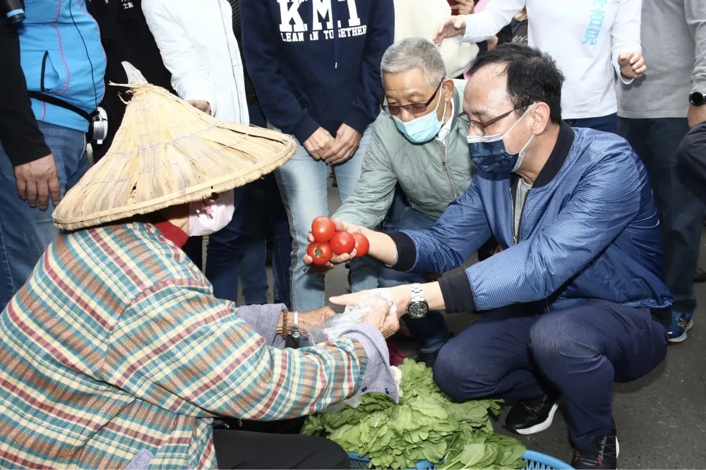 【衝4大公投】朱立倫赴北投買菜搏婆媽感情　尷尬遇台灣基進同場較勁