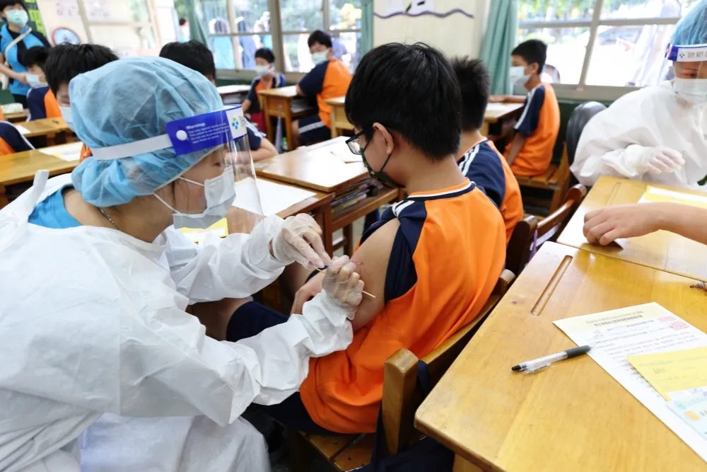等到了！青少年隔12周可接種第2劑　預計12月下旬開打