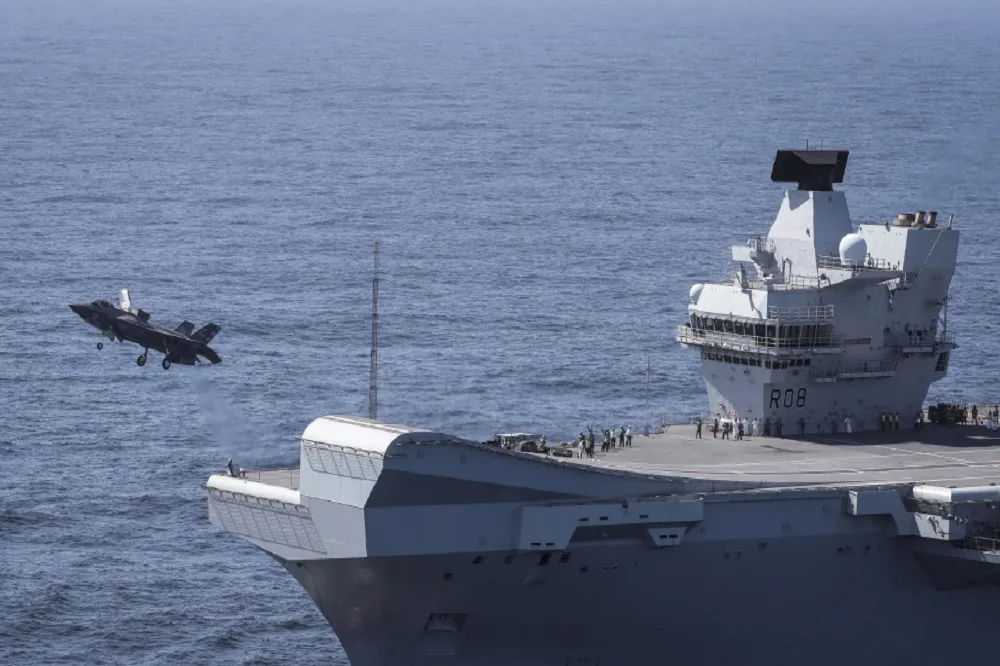 【有片】跑道末端失去動力跌落海中　英海軍F-35B戰機失事影像曝光　