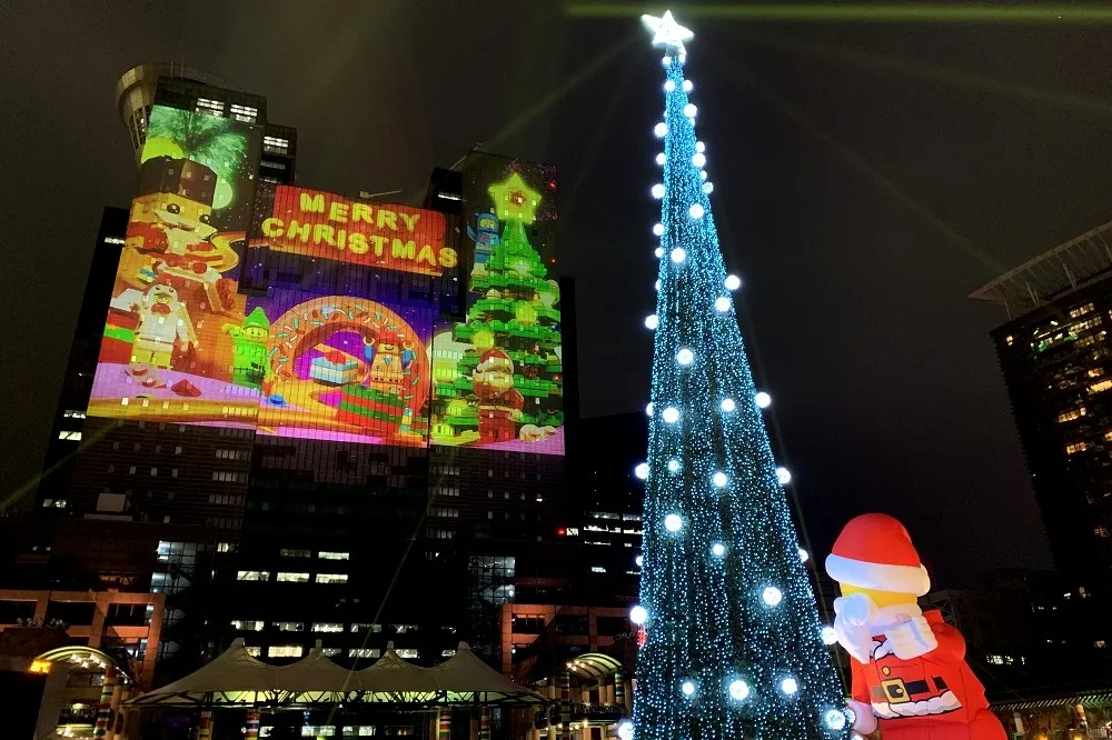 【有片】2021 新北歡樂耶誕城 12/3 正式開城！演唱會卡司、全台最大樂高聖誕老人等 6 大亮點一次看