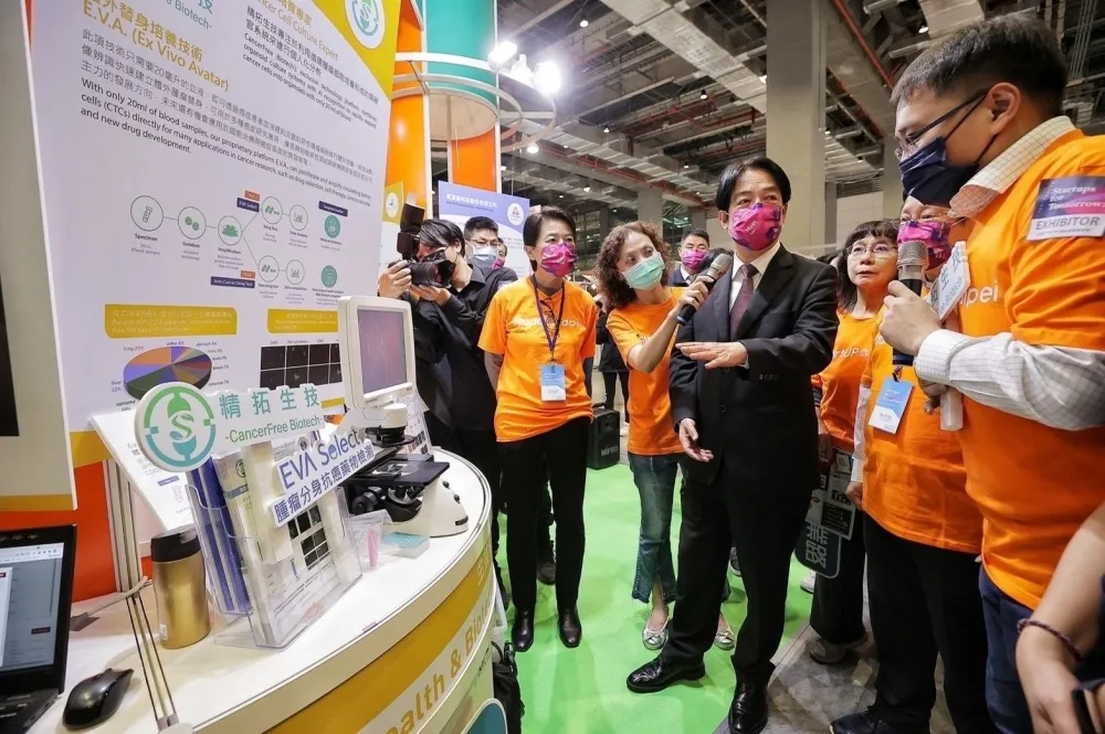 精拓生技 榮獲經濟部中小企業處頒發110年度「破殼而出企業」新創事業獎