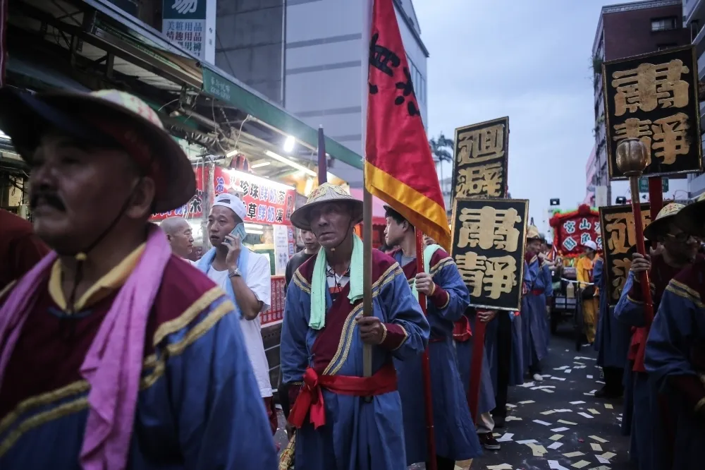 《危殆生活》：「無家者」充當繞境臨時工　一路被辱罵