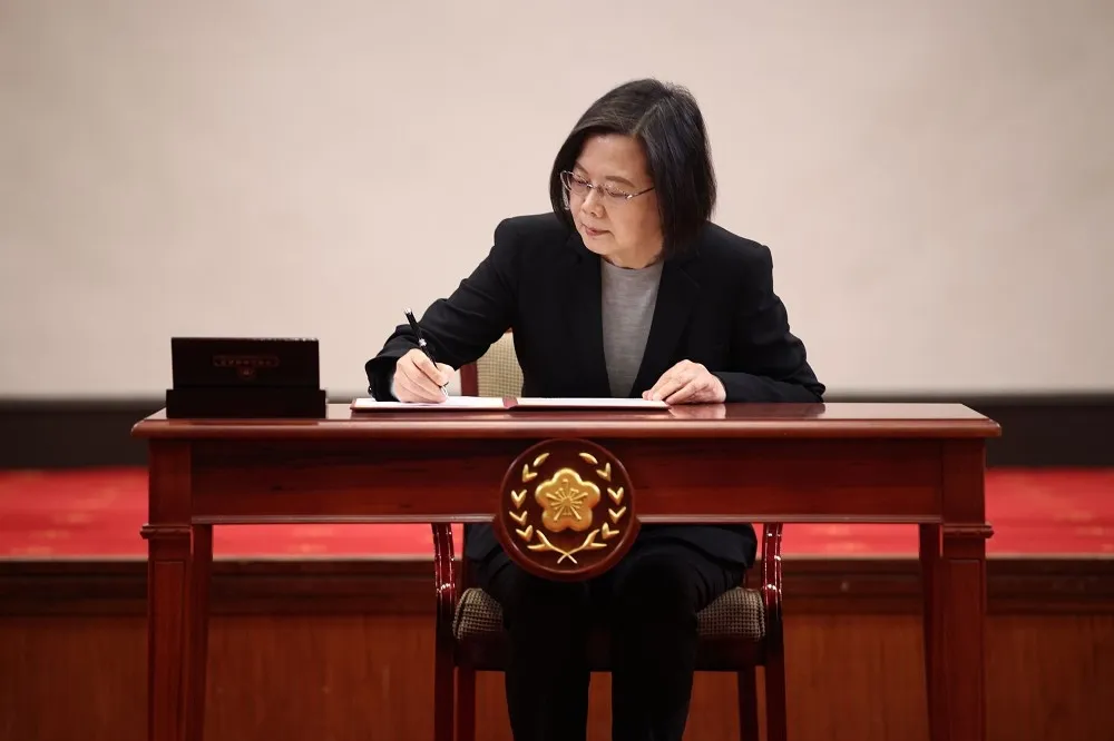 簽署《跟騷法》防治性別暴力大邁進　蔡英文：仍有女性受暴力威脅