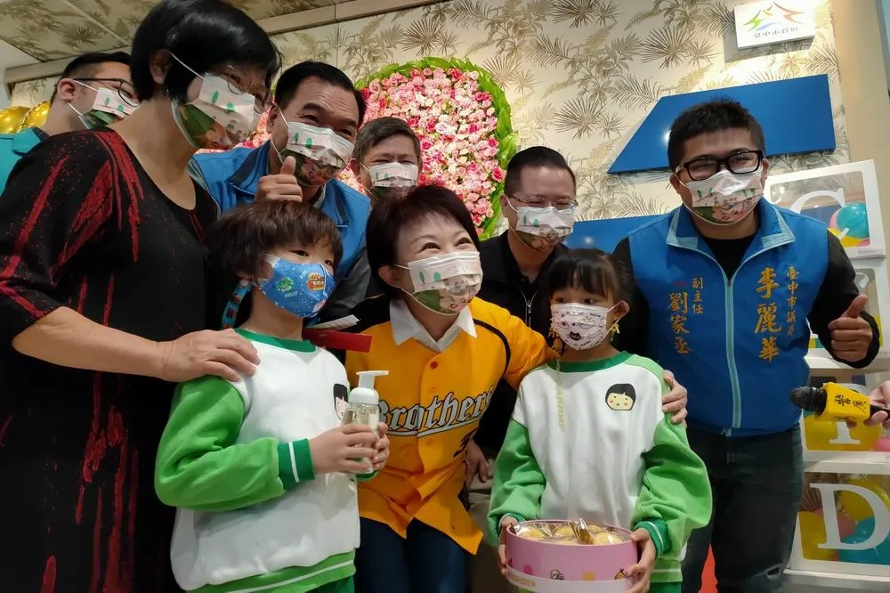 盧秀燕市長挺身障　五倍券買糕點捐非營利幼兒園