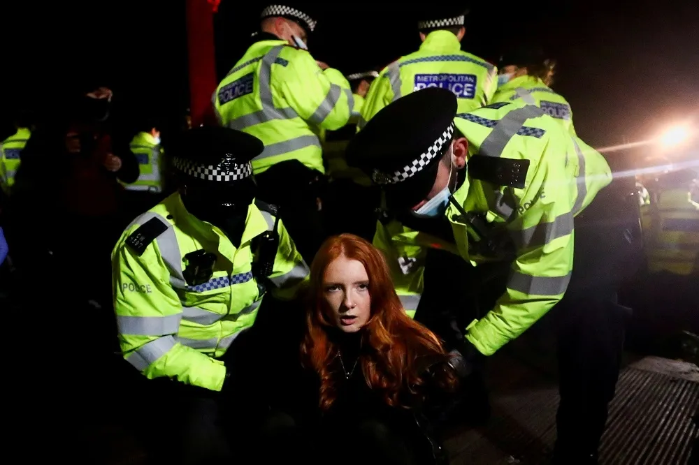 【杜絕街頭騷擾】英國擬立法禁止公共性騷擾　對他人吹口哨、拋媚眼及性意涵評論將入罪