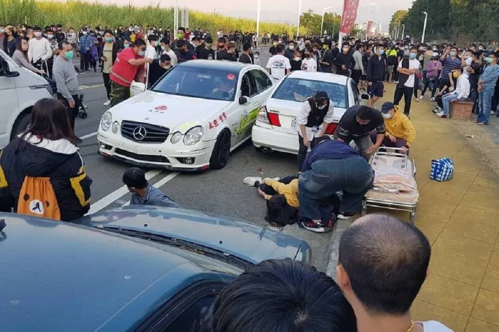 斗六賽車失控360度甩尾衝人群　1孕婦遭撞腹痛共6傷