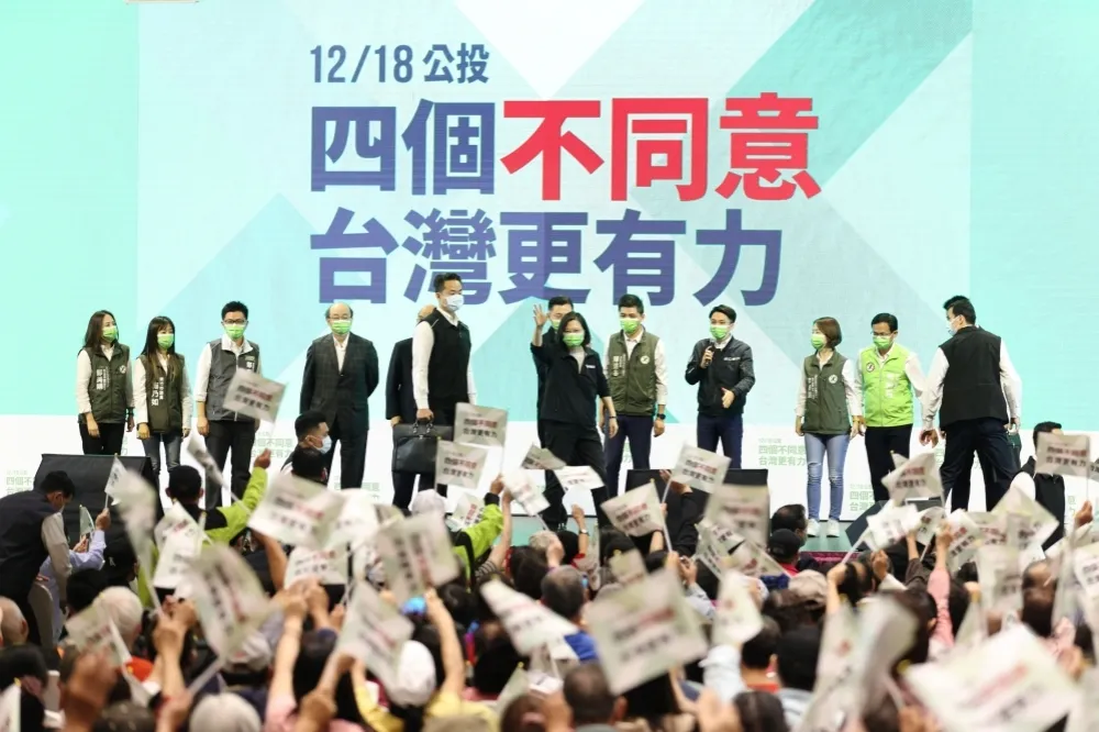 【公投衝刺】黃金周決戰投票率　綠祭總統級萬人造勢+掃街市催票