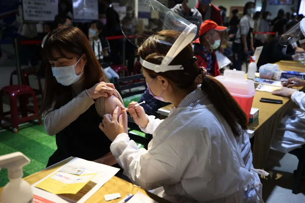 強制接種！補習班、電子遊戲場、托嬰中心等24場所人員　12/17前須打滿2劑疫苗