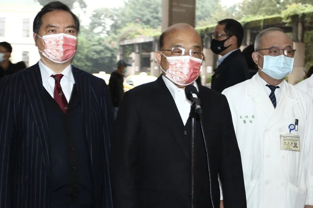 隔8個月接種第2劑AZ疫苗　蘇揆笑虧：手臂不能擋，不然又說我打假針