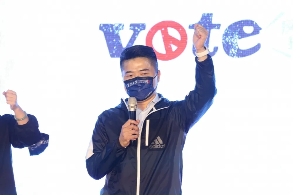 顏家招待所違建拆了　顏寬恒敲下第1塊磚：政府侵權「到我卻變強占土地」