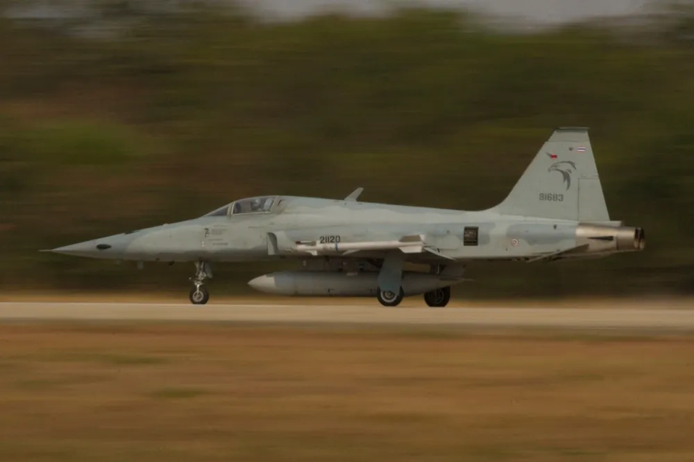 泰國F-5戰機被大鳥撞擊　擋風玻璃破碎、飛官險喪命