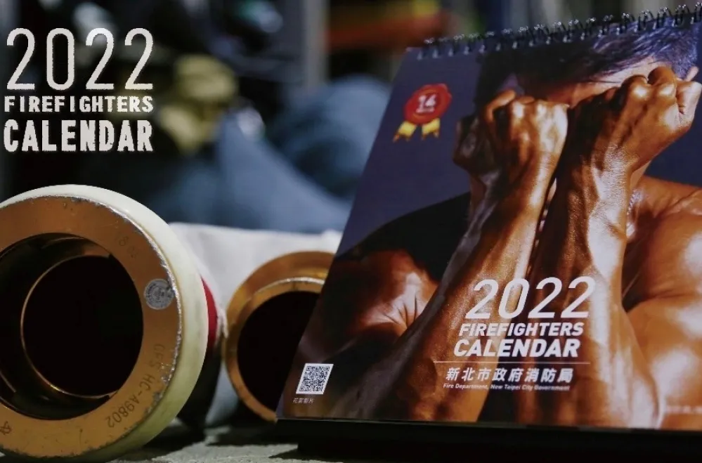 【有片】那個肌肉太養眼！「2022 新北消防猛男月曆」全家獨家販售