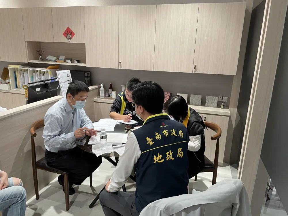 「台南熬通宵搶房 」     黃偉哲：若有違法該移送就移送，該罰就罰