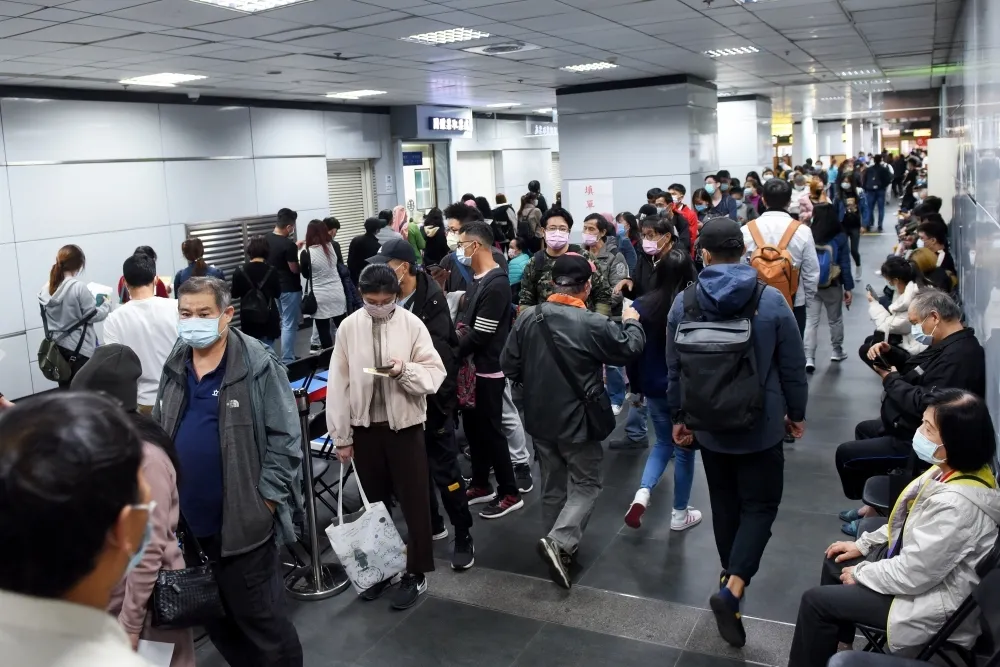 【北車施打第4天】刺激打氣續送百元禮券或禮品　搶頭香民眾：排4小時在所不惜 