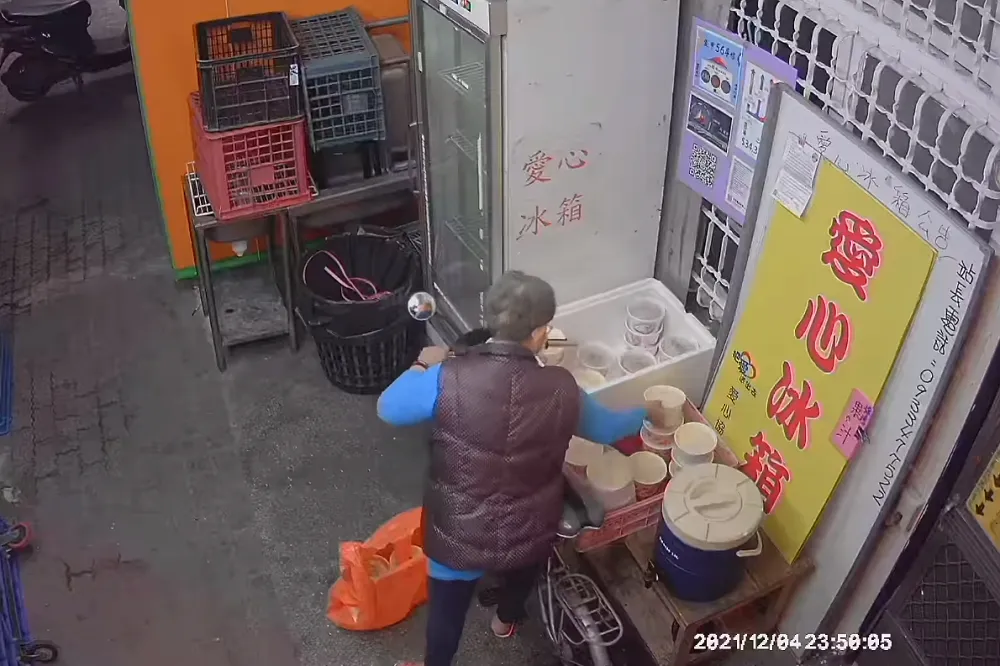 高雄嬤住透天厝竟狂掃21個愛心便當！揹嬰媽領不到　站長斥：拿走希望