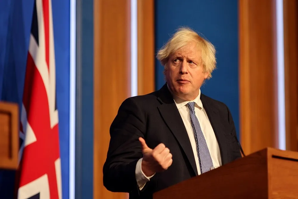 狗比人命貴？　英國首相被爆親自下令用軍機把173隻貓狗撤出阿富汗