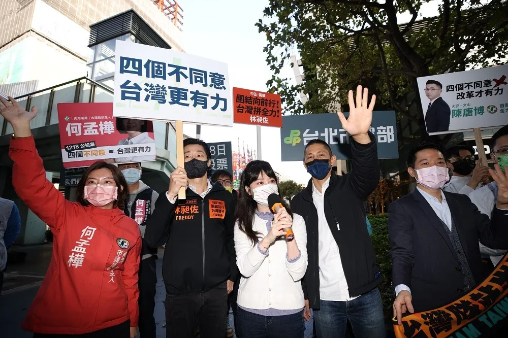 迎戰公投民進黨總動員！高嘉瑜站路口宣傳　民眾喊加油