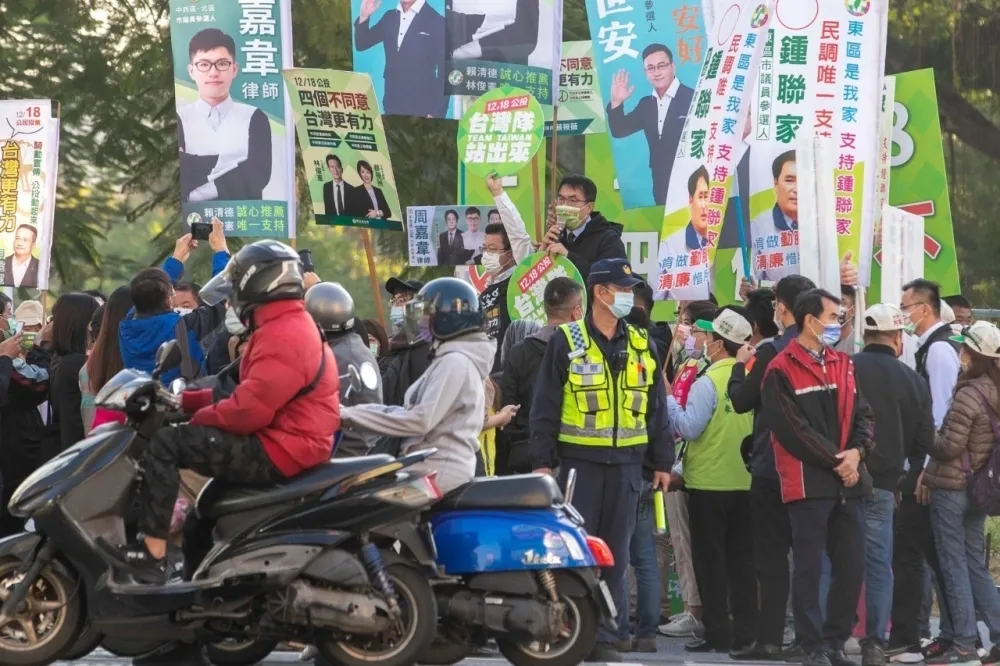「公投四個不同意」     黃偉哲帶領黨工職台南街頭宣講
