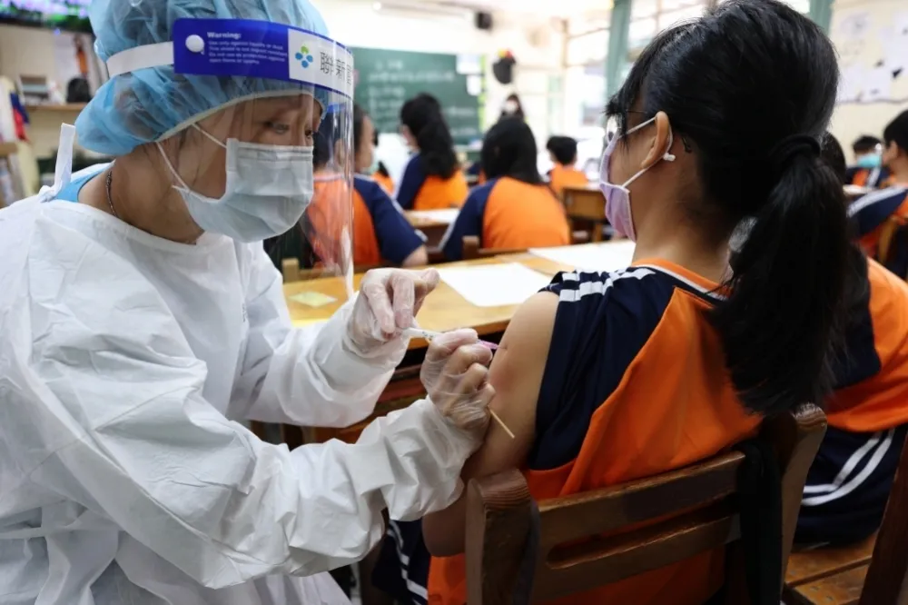 明明只開放BNT卻驚見45青少年打兩劑AZ　莊人祥：有3種可能