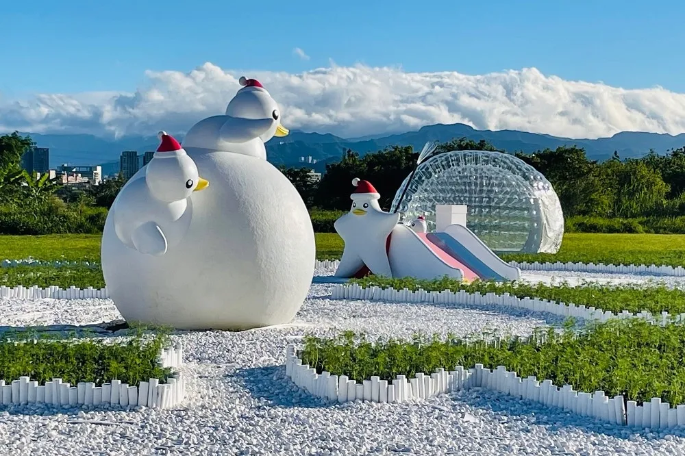 好美「鴨」！  新北「2021 鴨鴨公園地景藝術展」登場　白色聖誕河濱白天夜晚都好拍